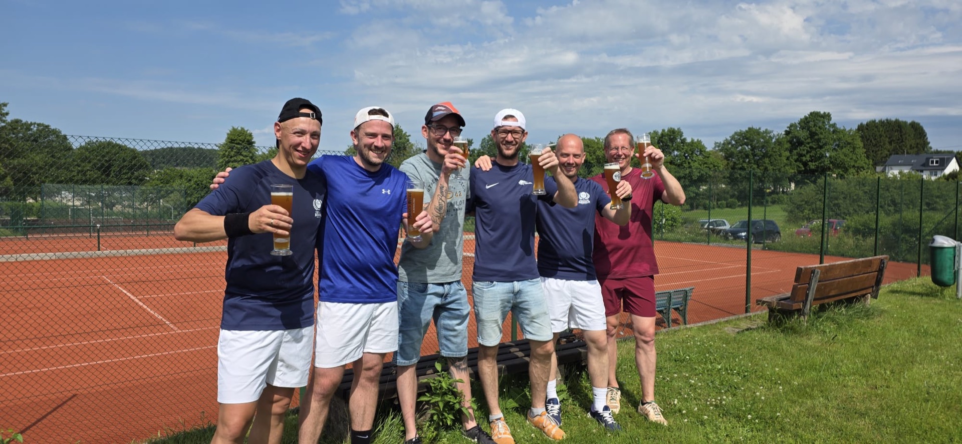 Die Herren 30 der SG Asbach/Steimel stoßen auf den Aufstieg in die A-Klasse an